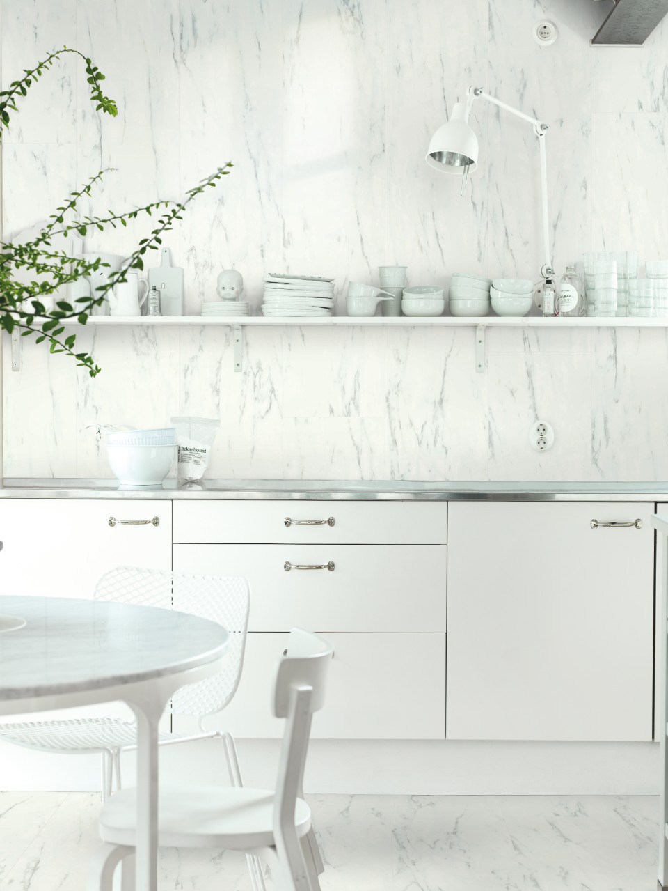 Кварцвиниловая плитка Pergo замковая Optimum Click Tile Мрамор Итальянский V3120-40136 1300×320×4,5 фото в интерьере